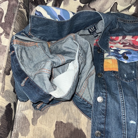 Nwt Gap denim jacket with camouflage and distressed decorations - Picture 6 of 9